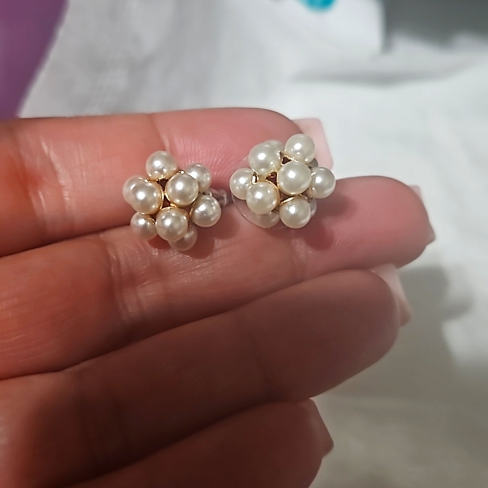 Cluster pearl earrings